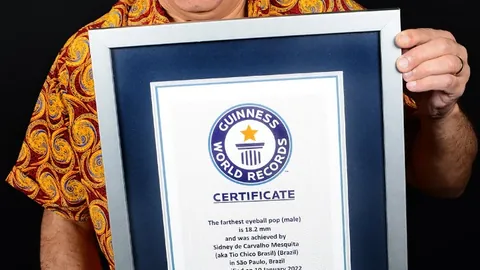 费内巴切杯赛争议判罚引穆里尼奥怒抓对手教练脸庞